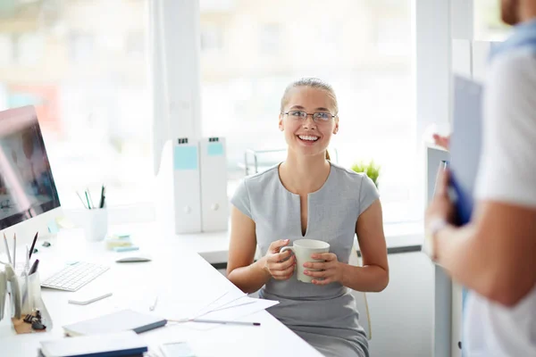 Happy businesswoman talking to colleague — Stock Photo, Image