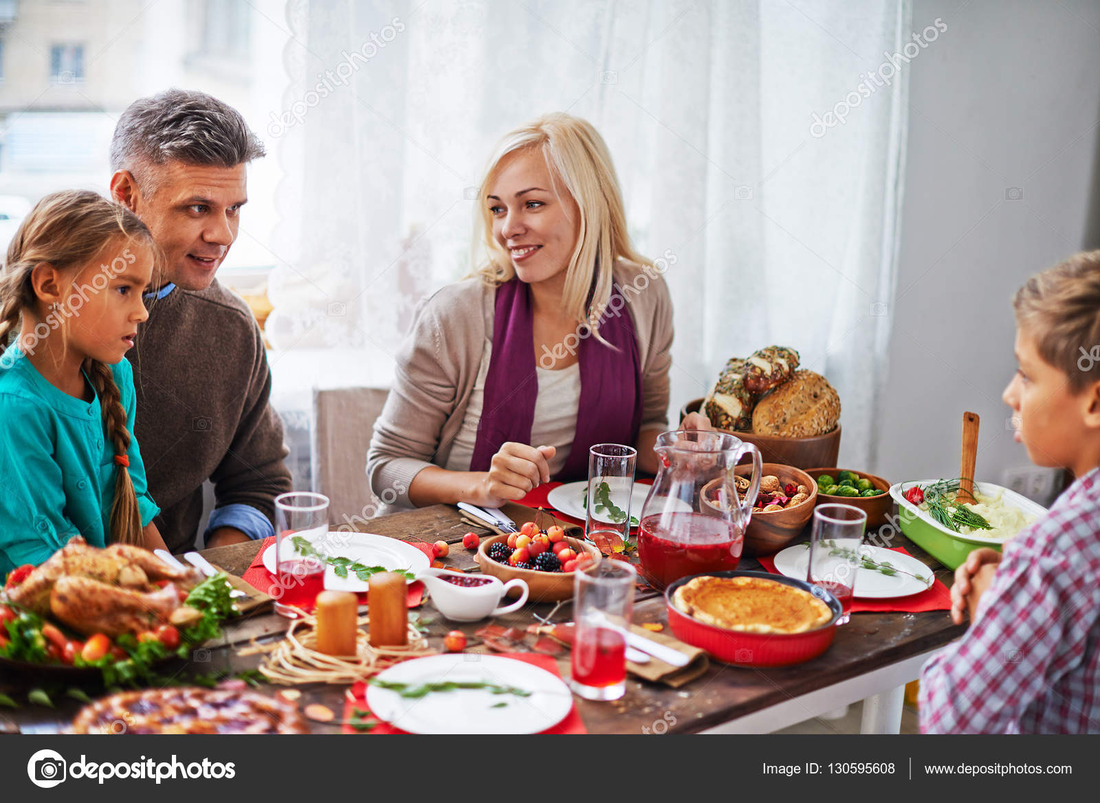 Imágenes: familia cenando | Familia cenando en el día de acción de