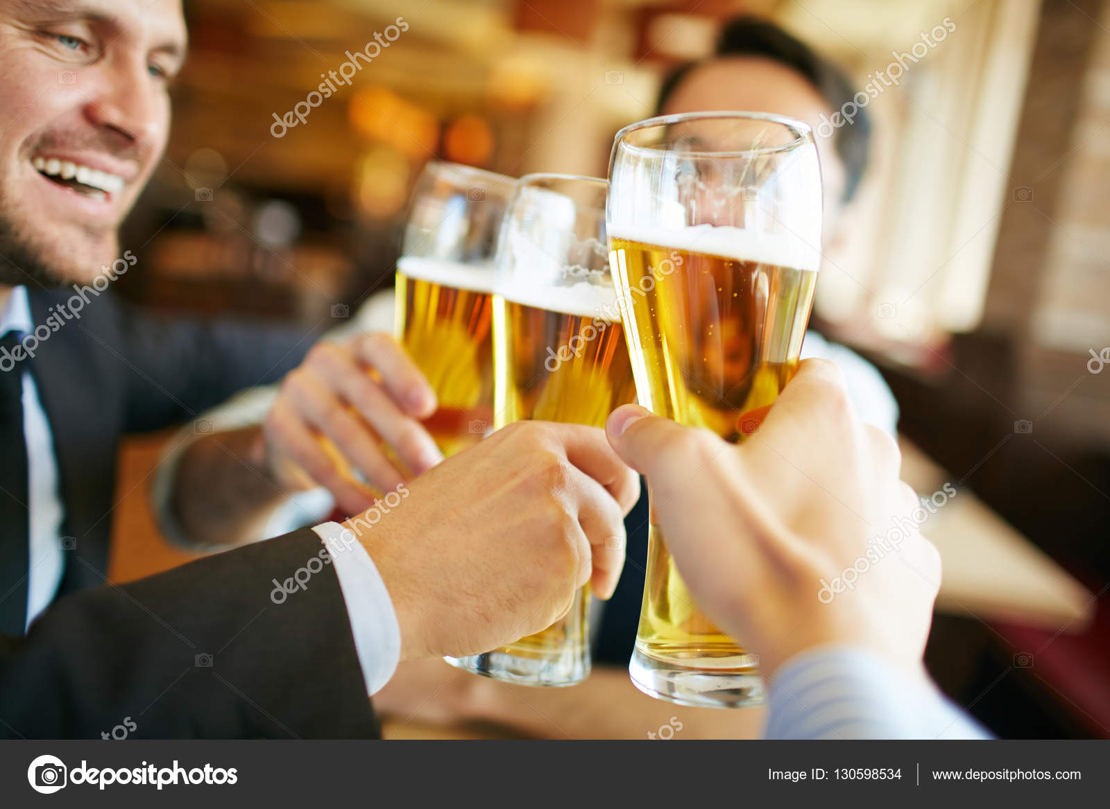 Businessmen drinking beer after successful deal — Stock Photo