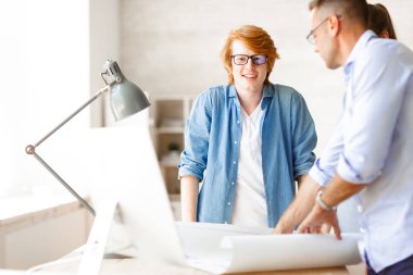 Genç meslektaşları ile çalışmaları sırasında mühendis 