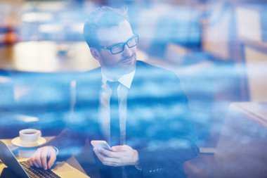 Kafede çalışan bir iş adamı.