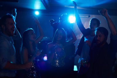 gece kulübünde eğleniyor dansçılar 