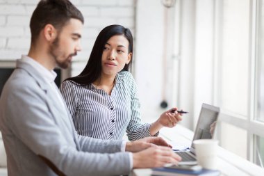 Elektronik veri meslektaşım açıklayan kadın 