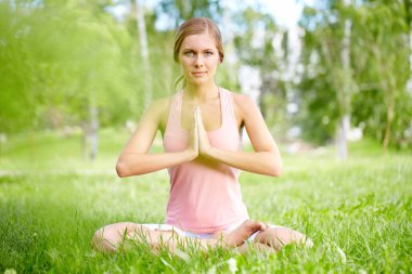 Lotus pozisyonunda oturan kadın 