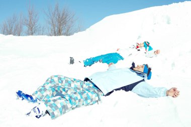 Kar üzerinde yalan Çift  