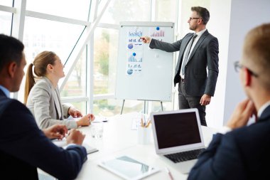 Finansal verilere işaret eden işadamı 