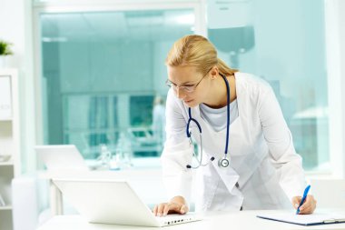 Genç Uygulayıcı bir dizüstü bilgisayarda izliyorum