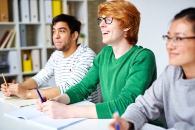 Üniversite öğrencileri attentding ilginç ders