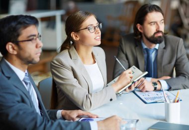 Seminerde oturan üç iş yöneticileri  