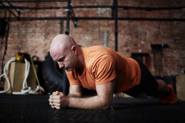 Erkek atlet plakalar yapma 