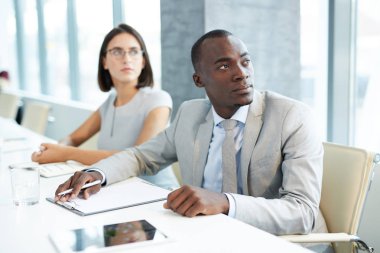 Kültürlerarası yöneticileri ders katılıyor