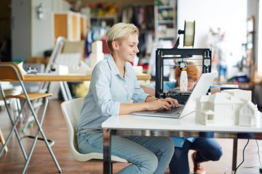 Modern tasarımcılar çalışma