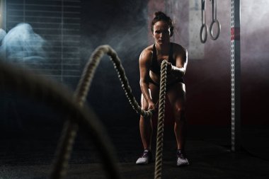 Sportif kadın spor salonunda ipler çekerek