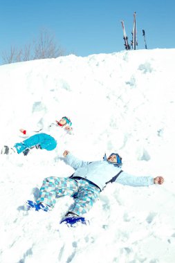 Kaç karda yalan ve gökyüzüne bakarak 