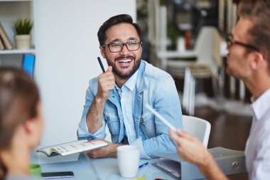 Beyin fırtınası ve fikirleri tartışmak mutlu yöneticileri