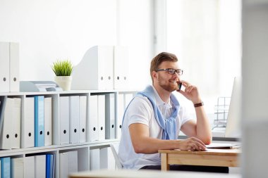 konuşan ofis çalışanı 