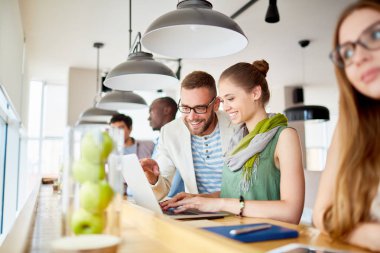 Erkek arkadaşı bir şey net olarak gösterilen