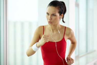 Koşu ve müzik kız 