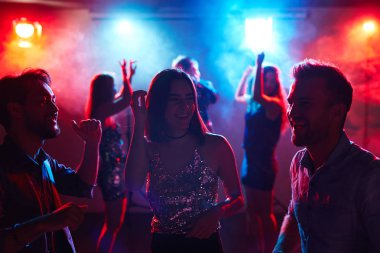 Gece kulübünde konuşmayı dansçılar 