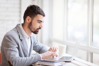 dizüstü bilgisayarda ağ adam 