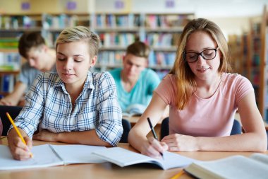 Copybooks içinde kompozisyon kolej kızları 