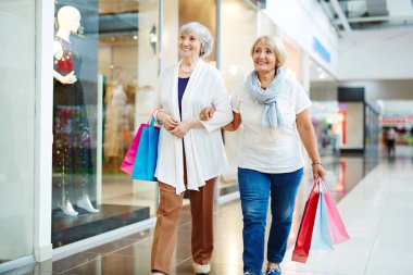 Ticaret-Merkezi'ni hareketli kadınlar 