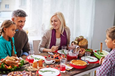 Şükran Günü yemeğinde sahip aile