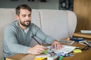 İşyeri fotoğraflara bakarak adam
