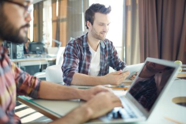 Modern araçlar kullanma office iş adamları 