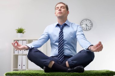 Çimenli masanın üzerine meditasyon bir işadamı 