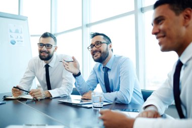 Arkadaşlarınıza seminerde konuşan işadamı