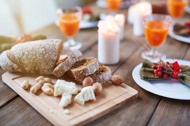 Çavdar ekmeği kesme tahtası üzerinde