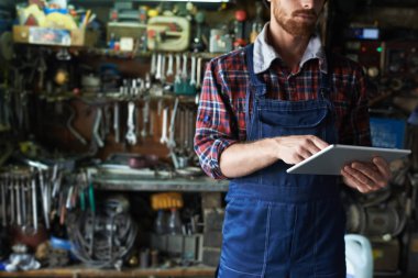 Mekanik atölye Touchpad kullanarak