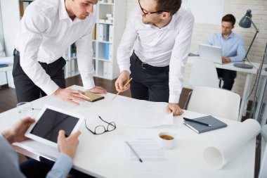 mühendisler işyeri tarafından kroki tartışıyor 