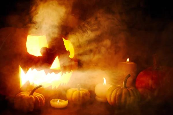 Strašidelné jack-o lucernou hořením svíčky — Stock fotografie
