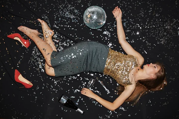 Berusad flicka sover på dansgolvet — Stockfoto