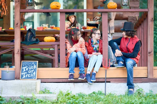 Gyermekek kommunikáció során Halloween party — Stock Fotó