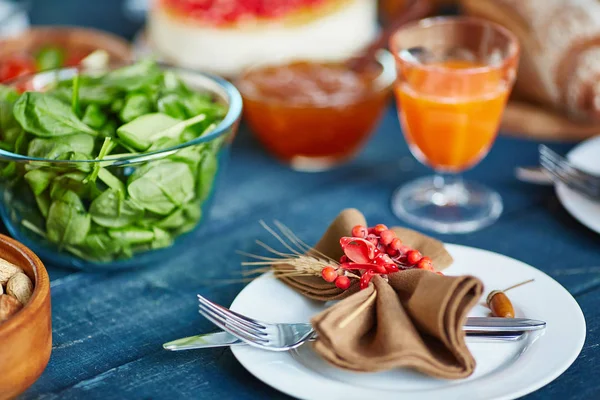 Decorated silverware on dinner table — Stock Photo, Image