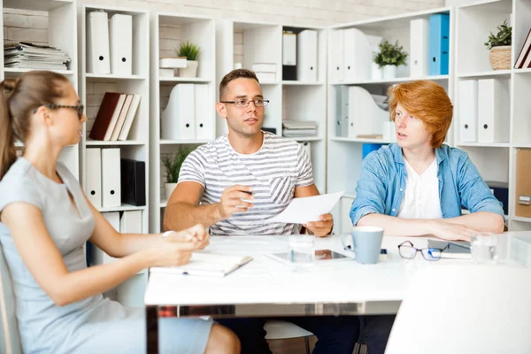 Creatieve mensen met gesprek in kantoor — Stockfoto