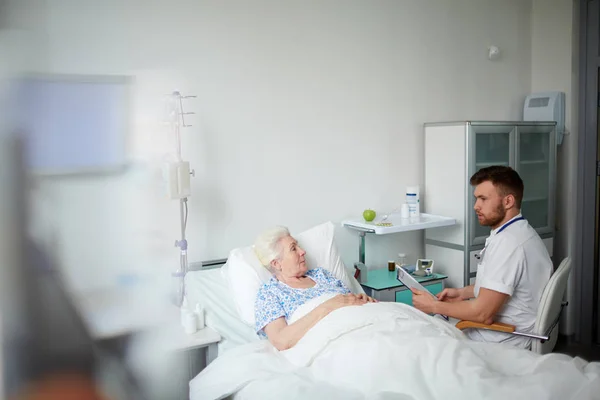 Врач консультирует больного пожилого пациента — стоковое фото