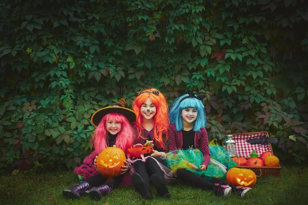 Kleine Mädchen in Halloween-Kostümen — Stockfoto