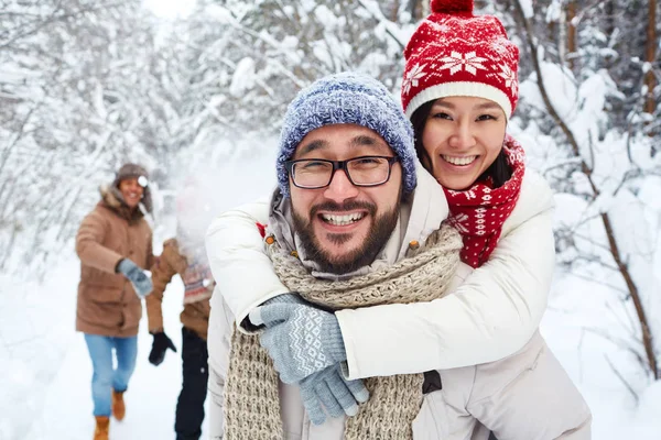 Par promenader i skogen med vänner — Stockfoto