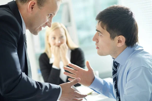 Chefe e seu subordinado discutindo apaixonadamente no cargo — Fotografia de Stock