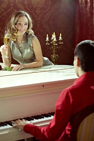 Man piano spelen voor zijn vriendin — Stockfoto