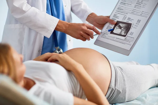 Showing ultrasound scan — Stock Photo, Image