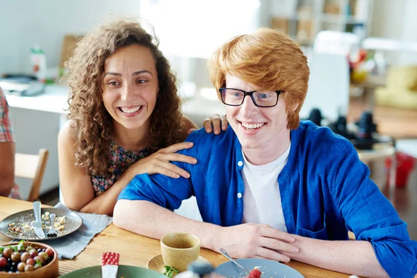 Gelukkige paar door feestelijke tafel — Stockfoto