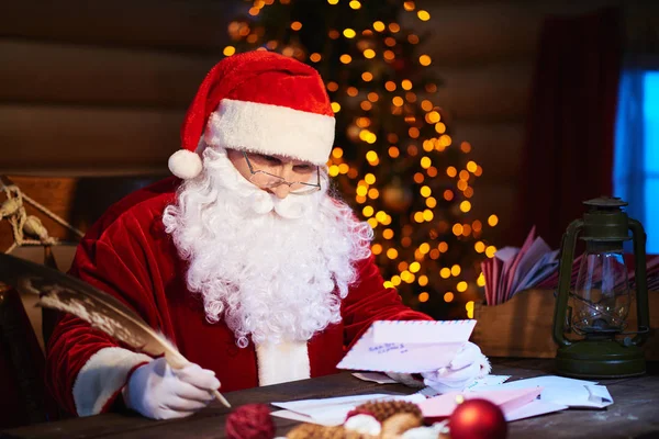 Санта Клаус сидит дома — стоковое фото