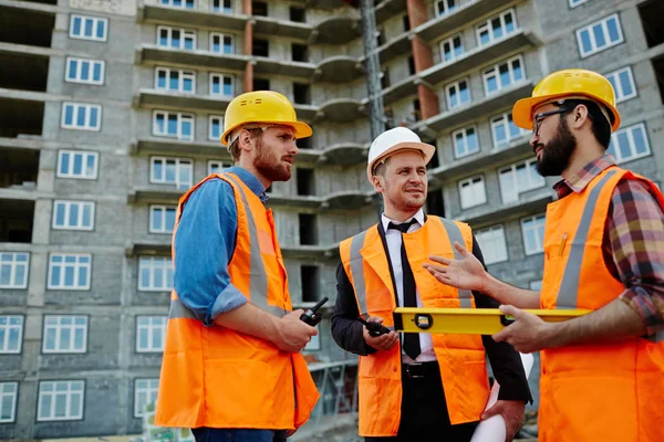 Byggare i uniform som uttrycker sina åsikter — Stockfoto