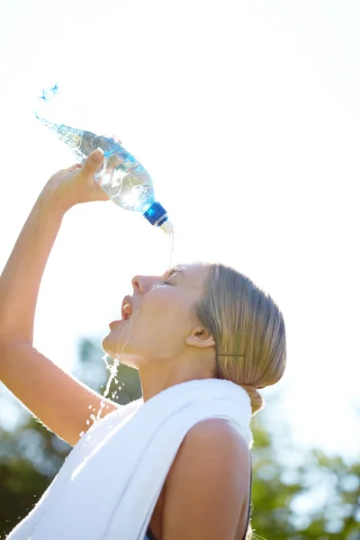 Κορίτσι ρίχνει νερό για τον εαυτό της από ένα μπουκάλι — Φωτογραφία Αρχείου