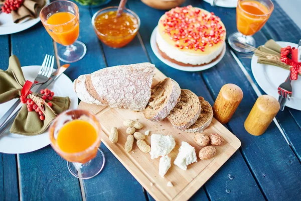 Roggenbrot auf dem Erntedanktisch — Stockfoto